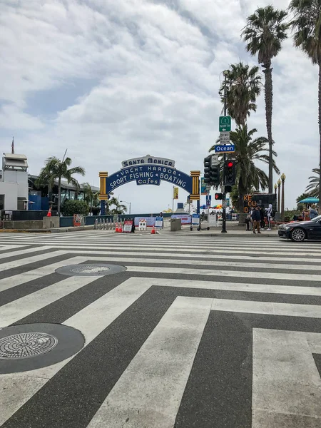 サンタモニカ Santa Monica Pier アメリカ合衆国カリフォルニア州サンタモニカのコロラド アベニューの麓にある2つの桟橋である 小さな遊園地 景色と釣りのためのエリアが含まれています — ストック写真