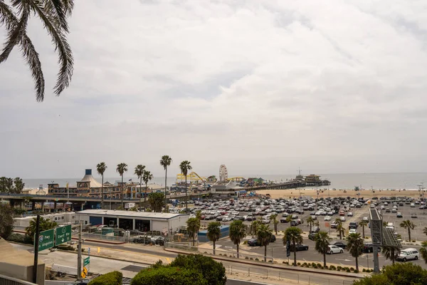圣莫尼卡码头 Santa Monica Pier 是美国加利福尼亚州圣莫尼卡市科罗拉多大道脚下的一个大型双联码头 它包括一个小游乐场 特许摊位 观景区和捕鱼区 — 图库照片