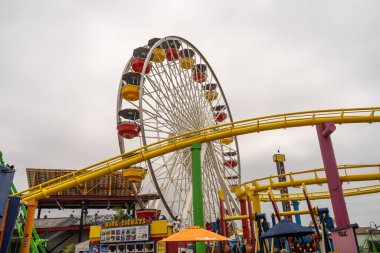 Santa Monica İskelesi, ABD 'nin Kaliforniya eyaletinin Santa Monica şehrinde Colorado Bulvarı' nın eteklerinde bulunan büyük bir çift eklemli rıhtımdır. Küçük bir lunapark, büfeler, manzaralar ve balıkçılık alanları içerir..