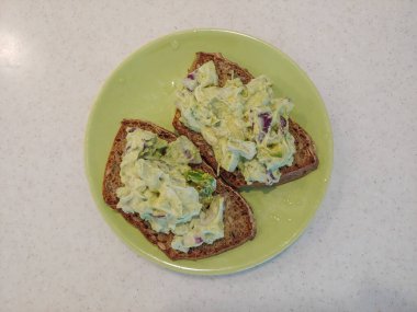 Avokado yumurta salatası klasik yumurta salatası tarifini alır ve kremalı, besleyici ve lezzetli yeni bir yemek tarifi için sağlıklı avokado ekler..