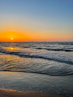 Kolobrzeg sahilinde yaz günbatımının tadını çıkarıyorum..