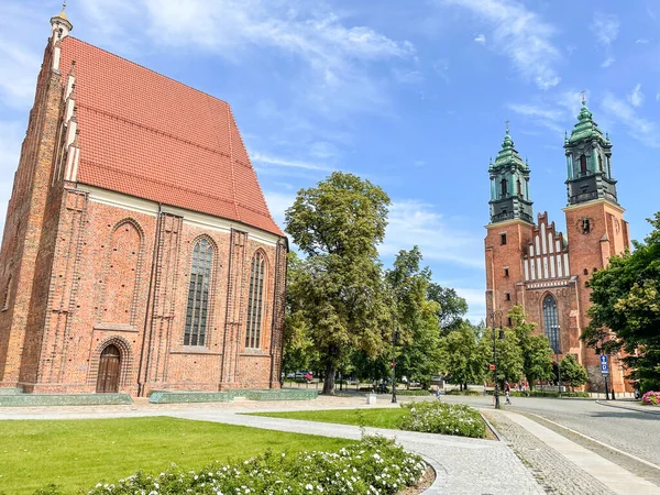 ポズナンにある聖ピーター大聖堂と聖ポール大聖堂はポーランドで最も古い教会の一つであり 10世紀に遡る最古のポーランド大聖堂の一つである 市内中心部の北東にあるオストロー トゥムスキー島にある — ストック写真