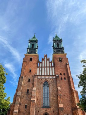 Poznan 'daki Aziz Peter ve Aziz Paul Bazilikası Polonya' nın en eski kiliselerinden ve 10. yüzyıldan kalma en eski Polonya katedralidir. Şehir merkezinin kuzeydoğusundaki Ostrow Tumski adasında yer almaktadır..