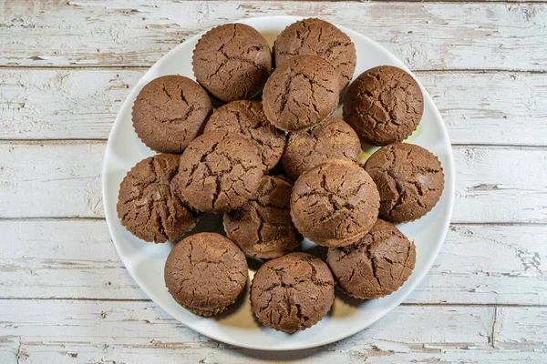 Glutenfreie Schokoladen Cupcakes Werden Mit Hilfe Von Heißem Wasser Eiern — Stockfoto