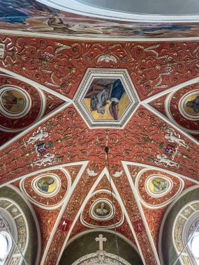 Poznan 'daki Aziz Peter ve Aziz Paul Bazilikası Polonya' nın en eski kiliselerinden ve 10. yüzyıldan kalma en eski Polonya katedralidir. Şehir merkezinin kuzeydoğusundaki Ostrow Tumski adasında yer almaktadır..