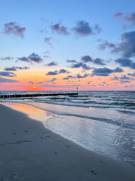 Njuter Sommarsolnedgången Stranden Kolobrzeg — Stockfoto