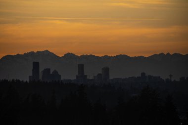 Güneşli kış gününde günbatımı Seattle gökyüzü manzarası.