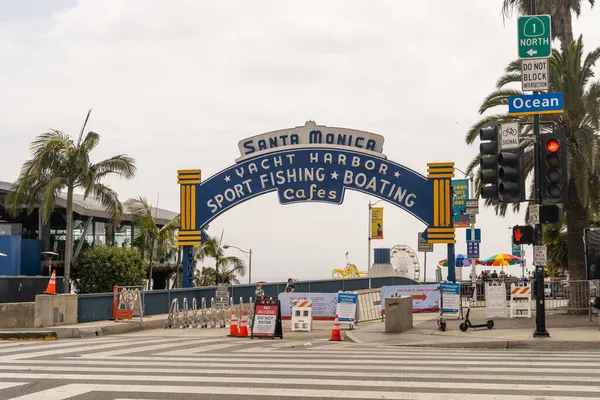 サンタモニカ Santa Monica Pier アメリカ合衆国カリフォルニア州サンタモニカのコロラド アベニューの麓にある2つの桟橋である 小さな遊園地 景色と釣りのためのエリアが含まれています — ストック写真