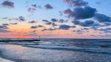 Kolobrzeg sahilinde yaz günbatımının tadını çıkarıyorum..