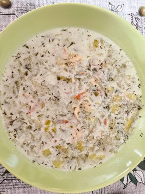 Salatalık çorbası geleneksel bir Polonya ve Litvanya çorbasıdır. Ekşi, tuzlu salatalık ve patatesten yapılır. Ara sıra pirinçler patateslerin yerine kullanılır..