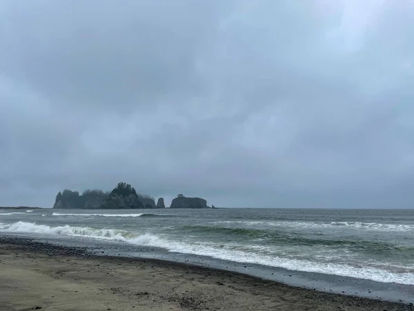 リアルトビーチ Rialto Beach ワシントン州の太平洋にあるパブリックビーチである Quillayute川の河口近くにあるオリンピック国立公園のモーラキャンプ場に隣接しており 海のビーチと海岸林で構成されています 多くのミル — ストック写真