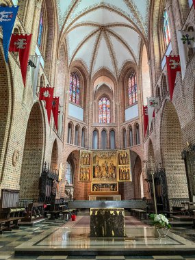 Poznan 'daki Aziz Peter ve Aziz Paul Bazilikası Polonya' nın en eski kiliselerinden ve 10. yüzyıldan kalma en eski Polonya katedralidir. Şehir merkezinin kuzeydoğusundaki Ostrow Tumski adasında yer almaktadır..