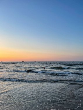 Kolobrzeg sahilinde yaz günbatımının tadını çıkarıyorum..