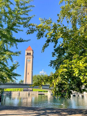Great Northern saat kulesi 74 Dünya Fuarı 'ndan önce bir tren istasyonunun parçasıydı. Eski deponun çatı çizgisi, tuğlanın renginin değiştiği yerde görülebilir..