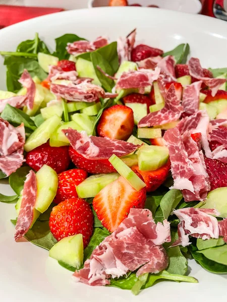 Strawberry Spinach Salad Bacon Simple Dressing Made Combining Olive Oil — Stock Photo, Image