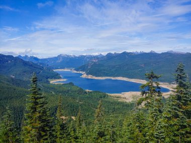 Keechelus Gölü, ABD 'nin kuzeybatısında, Kittitas County, Washington' daki Hyak yakınlarında bulunan bir göldür. Seattle 'ın yaklaşık 80 km güneydoğusunda ve Snoqualmie Geçidi' nin birkaç mil güneydoğusunda Yakima Nehri 'nin kaynağıdır.