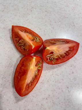 Domateslerde filizlenen tohumların bazıları serin sıcaklıklarda (55 derecenin altında) uzun depolanmış olup, aşırı olgunlaşmış, potasyum eksikliği, azotla döllenme üzerine