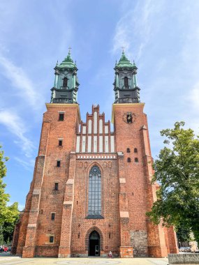 Poznan 'daki Aziz Peter ve Aziz Paul Bazilikası Polonya' nın en eski kiliselerinden ve 10. yüzyıldan kalma en eski Polonya katedralidir. Şehir merkezinin kuzeydoğusundaki Ostrow Tumski adasında yer almaktadır..