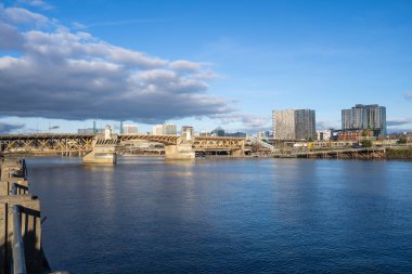 Vali Tom McCall Waterfront Parkı, Portland, Oregon şehir merkezinde, Willamette Nehri kıyısında yer almaktadır..
