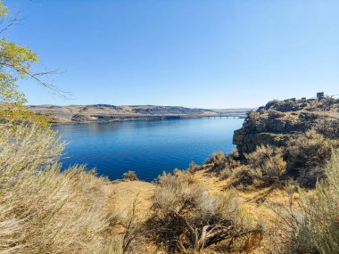 Columbia Nehri, Kuzey Amerika 'nın Pasifik Kuzeybatı bölgesindeki en büyük nehirdir. Nehir Kanada 'nın Britanya Kolumbiyası' nın Rocky Dağları 'ndan yükselir. Kuzeybatıdan ve güneyden ABD 'nin Washington eyaletine doğru akar, daha sonra çoğu şekilde batıya döner. 