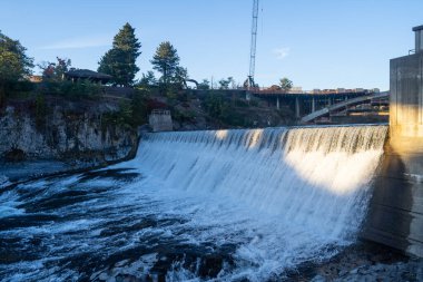Spokane Şelalesi, Spokane Nehri 'ndeki bir şelale ve barajın adıdır..
