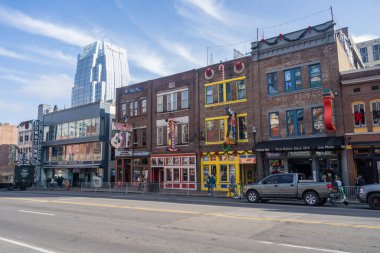 Broadway, Nashville, Tennessee 'de büyük bir cadde. Alt Broadway 'i de kapsıyor, bir eğlence bölgesi, batakhaneler ve canlı country müzikleriyle ünlüdür. Sokak aynı zamanda perakende dükkanları, restoranlar ve tatlı mekanlarına da ev sahipliği yapar.,