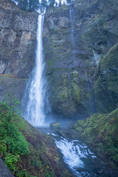 Multnomah Falls Una Cascada Ubicada Arroyo Multnomah Desfiladero Del Río — Foto de Stock