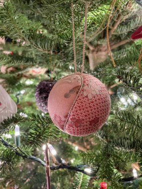 Noel süsleri genellikle bir Noel ağacını süslemek için kullanılan cam, metal, ahşap veya seramik süslemelerdir..