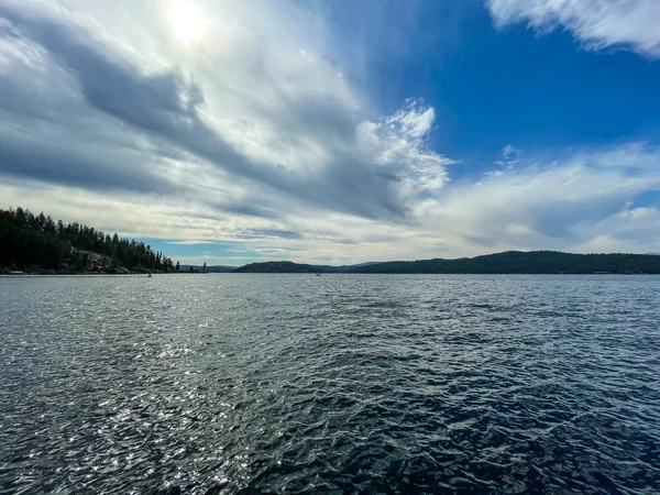 阿尔内湖湖 Coeur Alene Lake 是美国北爱达荷州的一个天然的大坝控制湖泊 位于美国西北太平洋区域 北端是Coeur Alene市 它的长度为25英里 40公里 — 图库照片