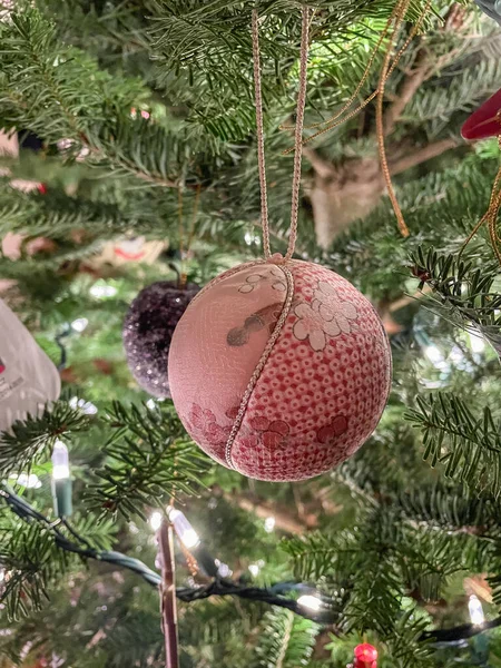 Noel süsleri genellikle bir Noel ağacını süslemek için kullanılan cam, metal, ahşap veya seramik süslemelerdir..