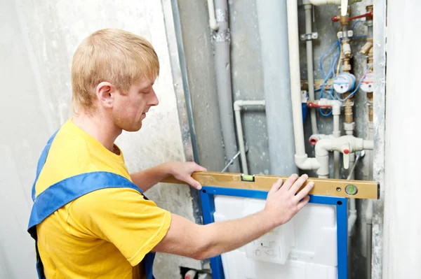 Unga rörmokaren mannen arbetare — Stockfoto