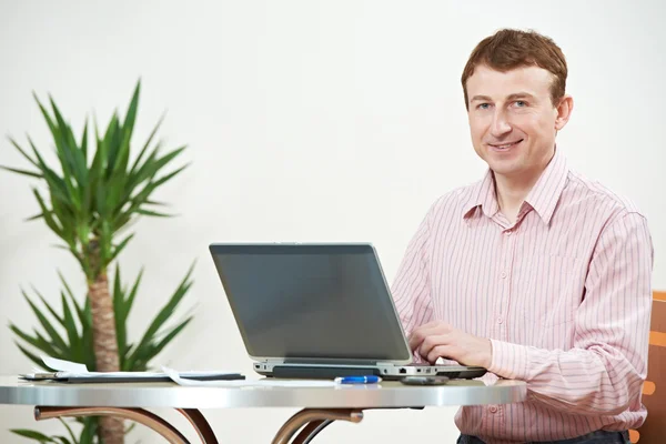 Homem com computador portátil no escritório — Fotografia de Stock