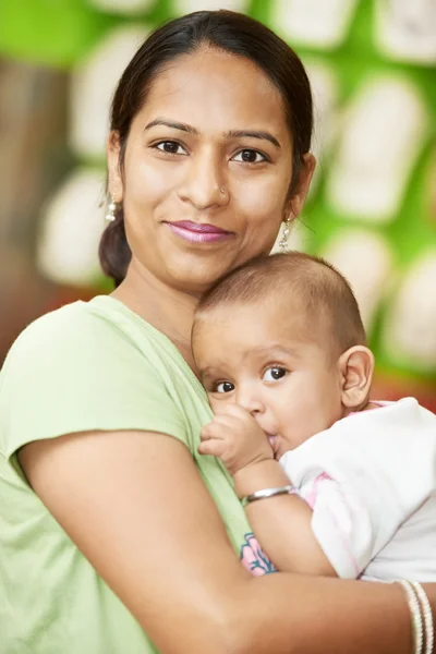 Femme indienne mère et enfant garçon — Photo