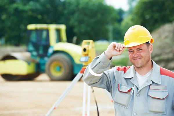 Surveyor trabaja con teodolito —  Fotos de Stock