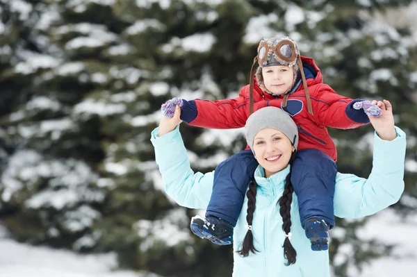 Moeder met kind jongen zoon op winter — Stockfoto