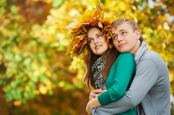 Couple à l'automne en plein air — Photo