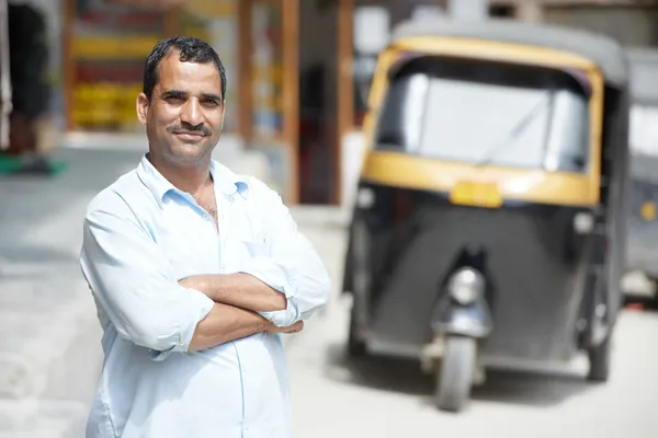Indiano auto rickshaw tut-tuk motorista homem — Fotografia de Stock