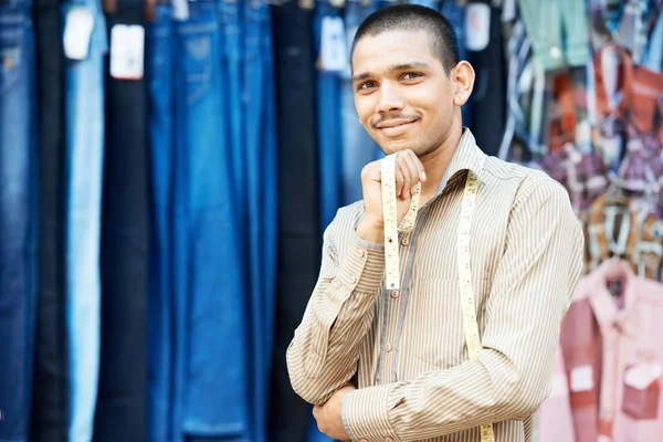 Jonge Indiase kleermaker man — Stockfoto