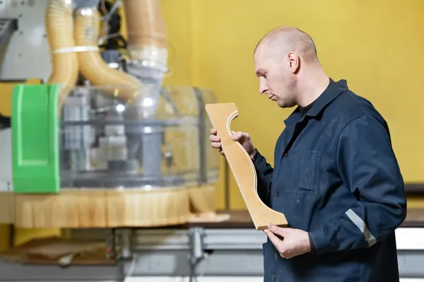 Trabajador en taller de fabricación de muebles — Foto de Stock