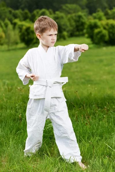Kleine jongen maken karate oefeningen — Stockfoto