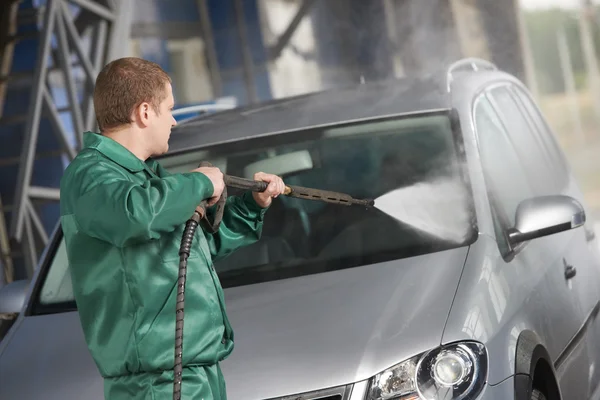 Trabajador coche de limpieza con agua a presión — Foto de Stock