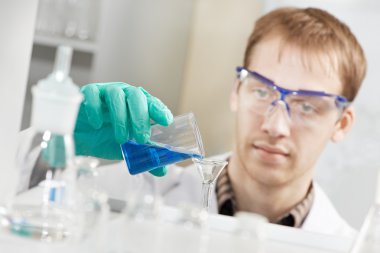 adam kimyacı bilim adamı araştırmacı laboratuarda