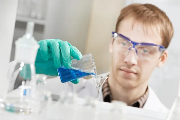 Man scheikundige wetenschapper onderzoeker in laboratorium — Stockfoto