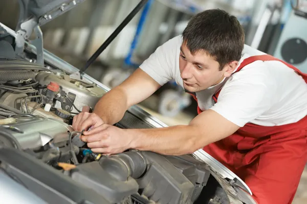 Auto mechanic at work Royalty Free Stock Images