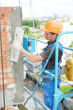 Cephe Oluşturucu sıvacı iş başında