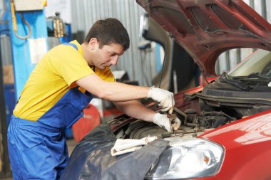 Auto makinist anahtar ile iş başında