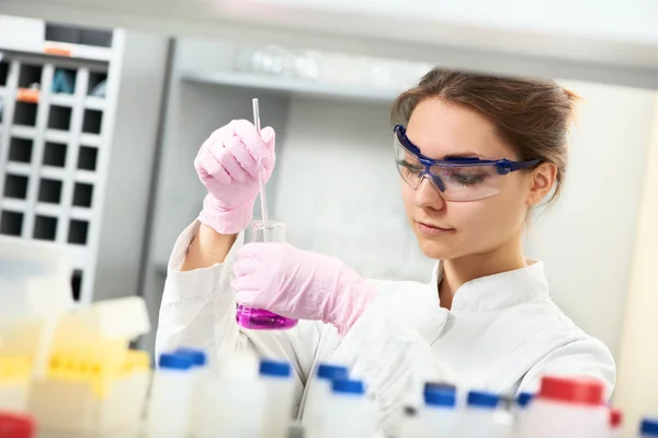 Vrouwelijke chemicus onderzoeker in laboratorium — Stockfoto