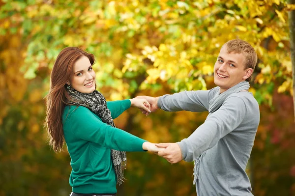 Couple à l'automne en plein air — Photo