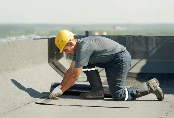 Flat roof covering works with roofing felt — Stock Photo, Image