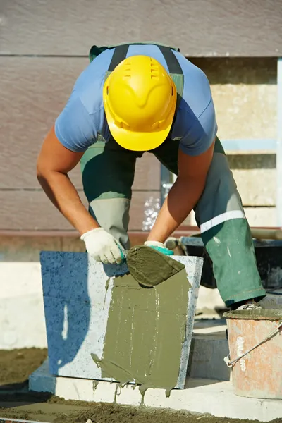 Tegelzetter op granieten trap manier construction werkt — Stockfoto